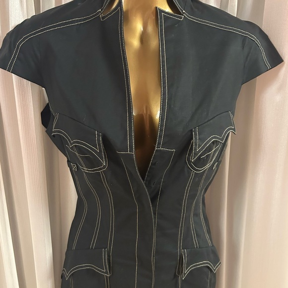 Elegant Black Dress with Stitch Detailing - Picture 2 of 12